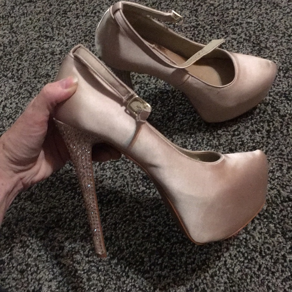 8.5 light blush heels